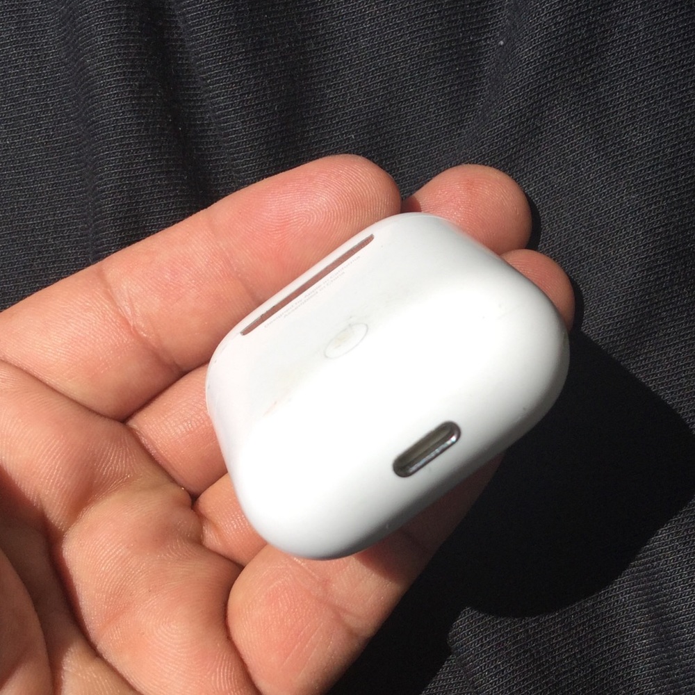 APPLE AIRPOD CHARGING CASE